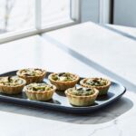 Receta vegana de tartaletas de cebolla caramelizada, queso y nueces